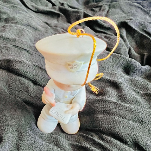 1986 Precious Moments Trust and Obey ~ Police Officer Ornament #102377 Retired - Picture 3 of 5